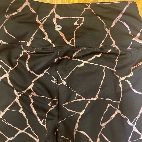 💜 5 for $25 or 3 for $18 Avia black & rose gold crack pattern leggings - Picture 6 of 8